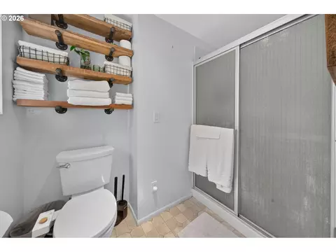 Bath - 390 Hunington Ave, Eugene, OR 97405 photo 2 of 3