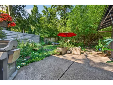 Exterior - 390 Hunington Ave, Eugene, OR 97405 photo 3 of 7