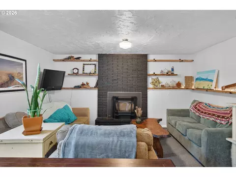 Living - 390 Hunington Ave, Eugene, OR 97405 photo 4 of 4