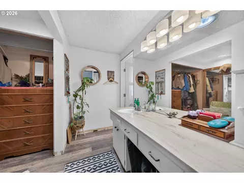 Bath - 390 Hunington Ave, Eugene, OR 97405 photo 1 of 3