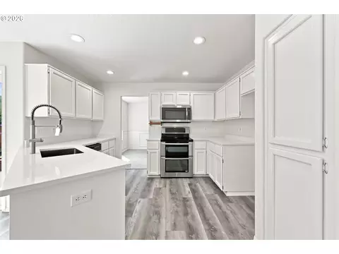 Kitchen - 7580 SW 149th Ave, Beaverton, OR 97007 photo 2 of 2