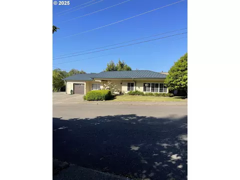 460 N 20th St, Reedsport, OR 97467