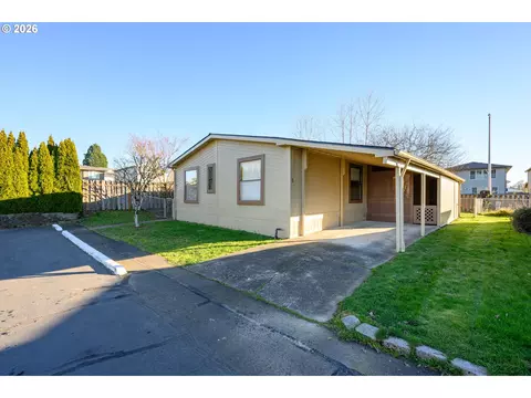 301 E Columbia Dr #8, Newberg, OR 97132