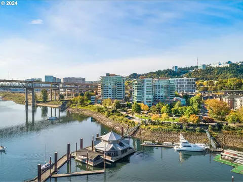 1920 S River Dr #E706, Portland, OR 97201