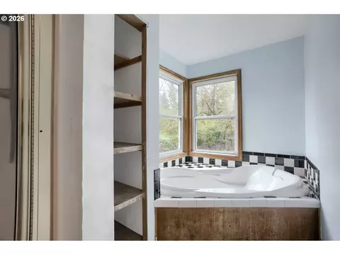 Bath - 3552 NEverett St, Camas, WA 98607 photo 2 of 2