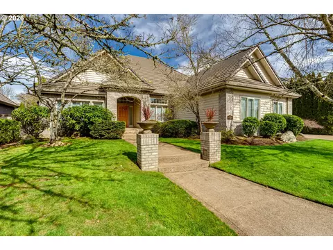 3247 Lakeside Dr, Eugene, OR 97401