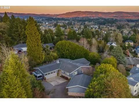 791 SW Red Hills Dr, Dundee, OR 97115