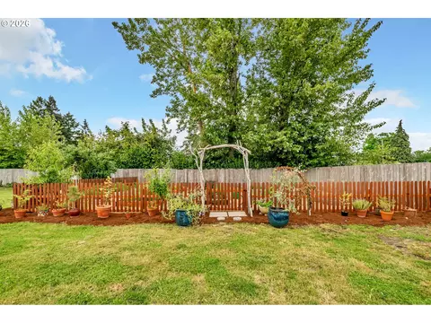 Exterior - 3811 Souza St, Eugene, OR 97402 photo 10 of 12
