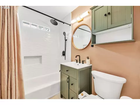 Bath - 3811 Souza St, Eugene, OR 97402 photo 2 of 3