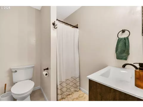 Bath - 3811 Souza St, Eugene, OR 97402 photo 3 of 3