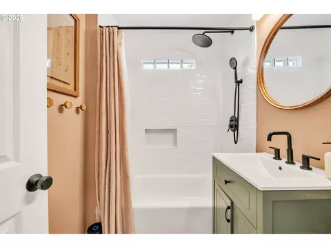 Bath - 3811 Souza St, Eugene, OR 97402 photo 1 of 3