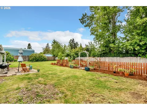 Exterior - 3811 Souza St, Eugene, OR 97402 photo 11 of 12