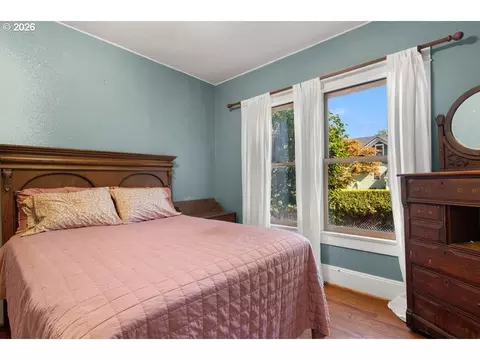 Bedroom - 518 SE Roberts Ave, Gresham, OR 97080 photo 3 of 7