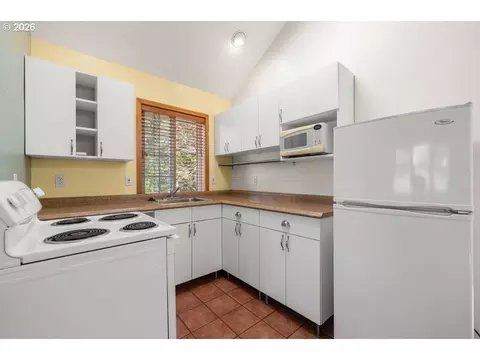 Kitchen - 518 SE Roberts Ave, Gresham, OR 97080 photo 4 of 4