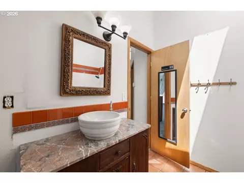 Bath - 518 SE Roberts Ave, Gresham, OR 97080 photo 3 of 3
