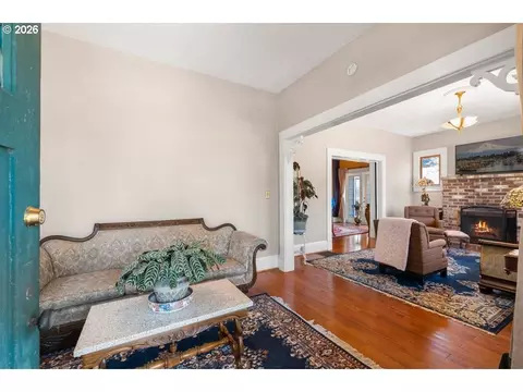 Entry Way - 518 SE Roberts Ave, Gresham, OR 97080 photo 1 of 2