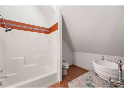 Bath - 518 SE Roberts Ave, Gresham, OR 97080 photo 2 of 3