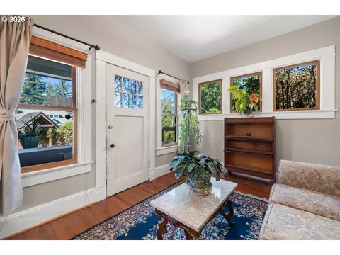 Entry Way - 518 SE Roberts Ave, Gresham, OR 97080 photo 2 of 2