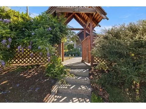 Exterior - 518 SE Roberts Ave, Gresham, OR 97080 photo 5 of 11
