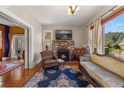 Living - 518 SE Roberts Ave, Gresham, OR 97080 photo 1 of 7