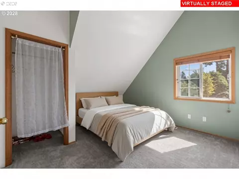 Bedroom - 518 SE Roberts Ave, Gresham, OR 97080 photo 4 of 7