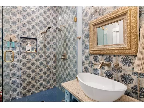 Bath - 518 SE Roberts Ave, Gresham, OR 97080 photo 1 of 3