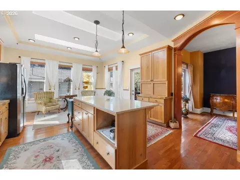 Kitchen - 518 SE Roberts Ave, Gresham, OR 97080 photo 3 of 4