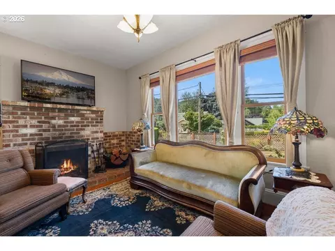Living - 518 SE Roberts Ave, Gresham, OR 97080 photo 2 of 7