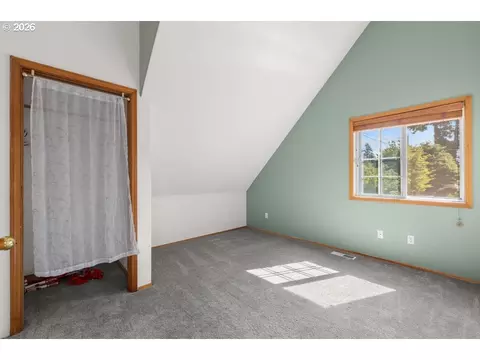 Bedroom - 518 SE Roberts Ave, Gresham, OR 97080 photo 5 of 7