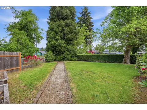 Exterior - 522 65th St, Springfield, OR 97478 photo 6 of 10