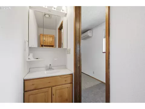 Bath - 522 65th St, Springfield, OR 97478 photo 4 of 4