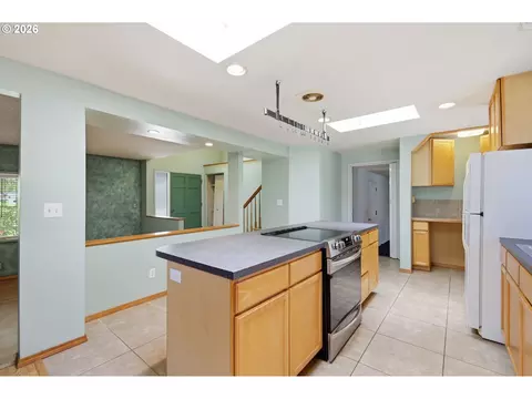 Kitchen - 522 65th St, Springfield, OR 97478 photo 5 of 6