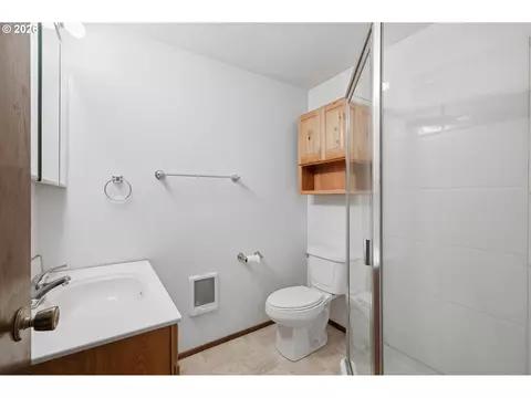 Bath - 522 65th St, Springfield, OR 97478 photo 2 of 4