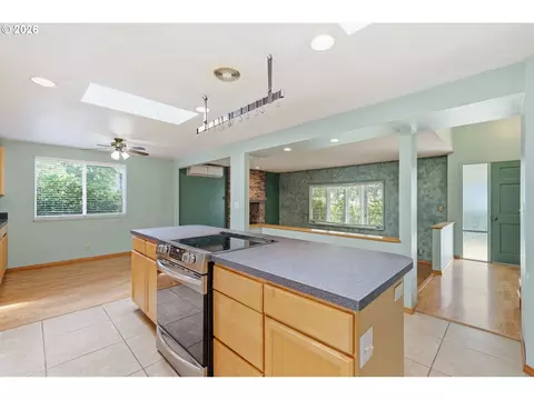 Kitchen - 522 65th St, Springfield, OR 97478 photo 6 of 6