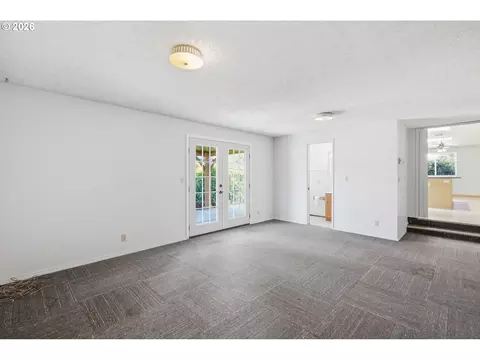 Living - 522 65th St, Springfield, OR 97478 photo 7 of 8
