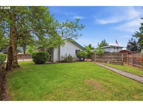 Exterior - 522 65th St, Springfield, OR 97478 photo 4 of 10