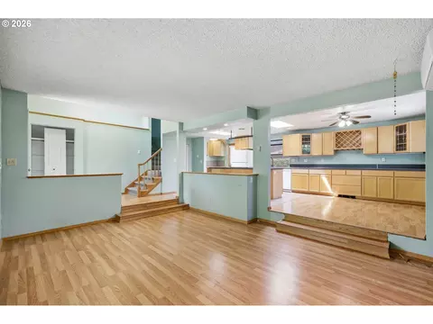 Living - 522 65th St, Springfield, OR 97478 photo 2 of 8