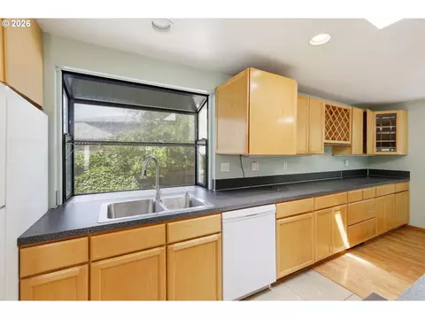 Kitchen - 522 65th St, Springfield, OR 97478 photo 4 of 6