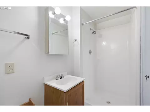 Bath - 522 65th St, Springfield, OR 97478 photo 1 of 4