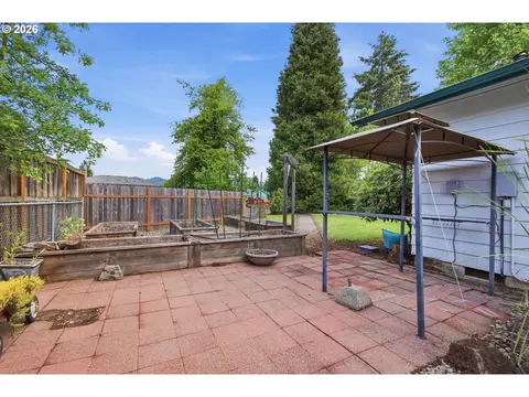 Exterior - 522 65th St, Springfield, OR 97478 photo 7 of 10