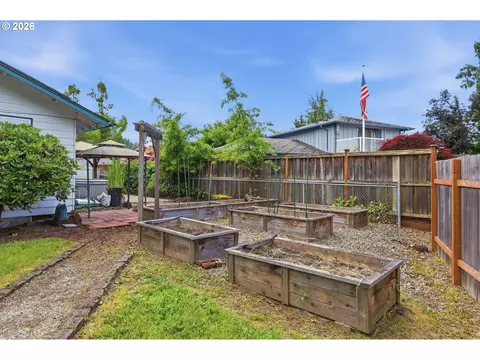 Exterior - 522 65th St, Springfield, OR 97478 photo 5 of 10