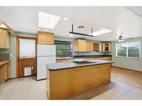 Kitchen - 522 65th St, Springfield, OR 97478 photo 3 of 6