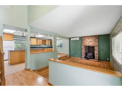Living - 522 65th St, Springfield, OR 97478 photo 1 of 8