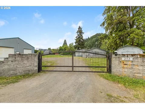 212 Dyke Rd, Dillard, OR 97432