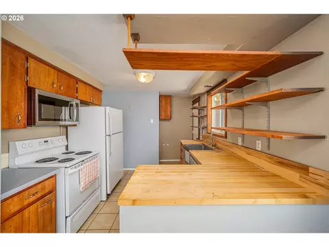 Kitchen - 260 35th St, Springfield, OR 97478 photo 1 of 2