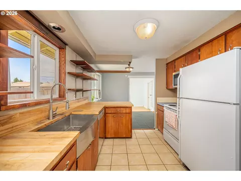 Kitchen - 260 35th St, Springfield, OR 97478 photo 2 of 2