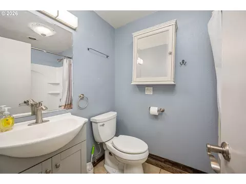 Bath - 260 35th St, Springfield, OR 97478 photo 1 of 1