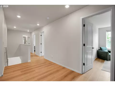 Entry Way - 3394 SE 36th St, Gresham, OR 97080 photo 4 of 6
