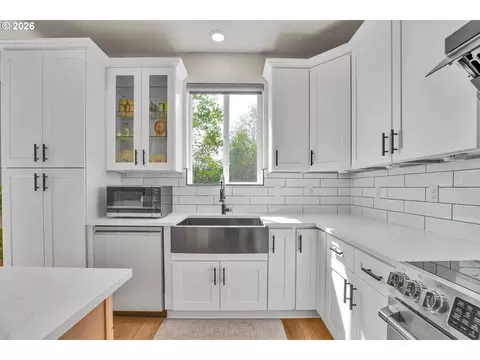 Kitchen - 3394 SE 36th St, Gresham, OR 97080 photo 5 of 7