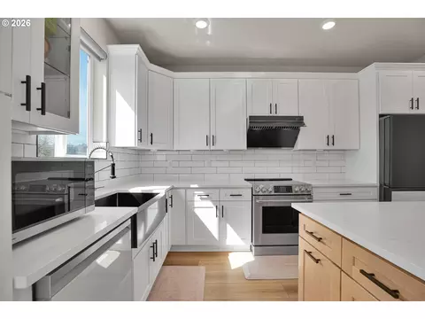 Kitchen - 3394 SE 36th St, Gresham, OR 97080 photo 4 of 7